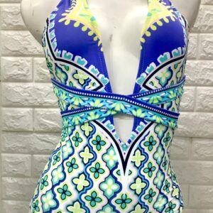 Traje de baño entero con abertura y diseño de mándala
