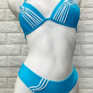 Bikini clásico triangulo con lineas blancas decorativas